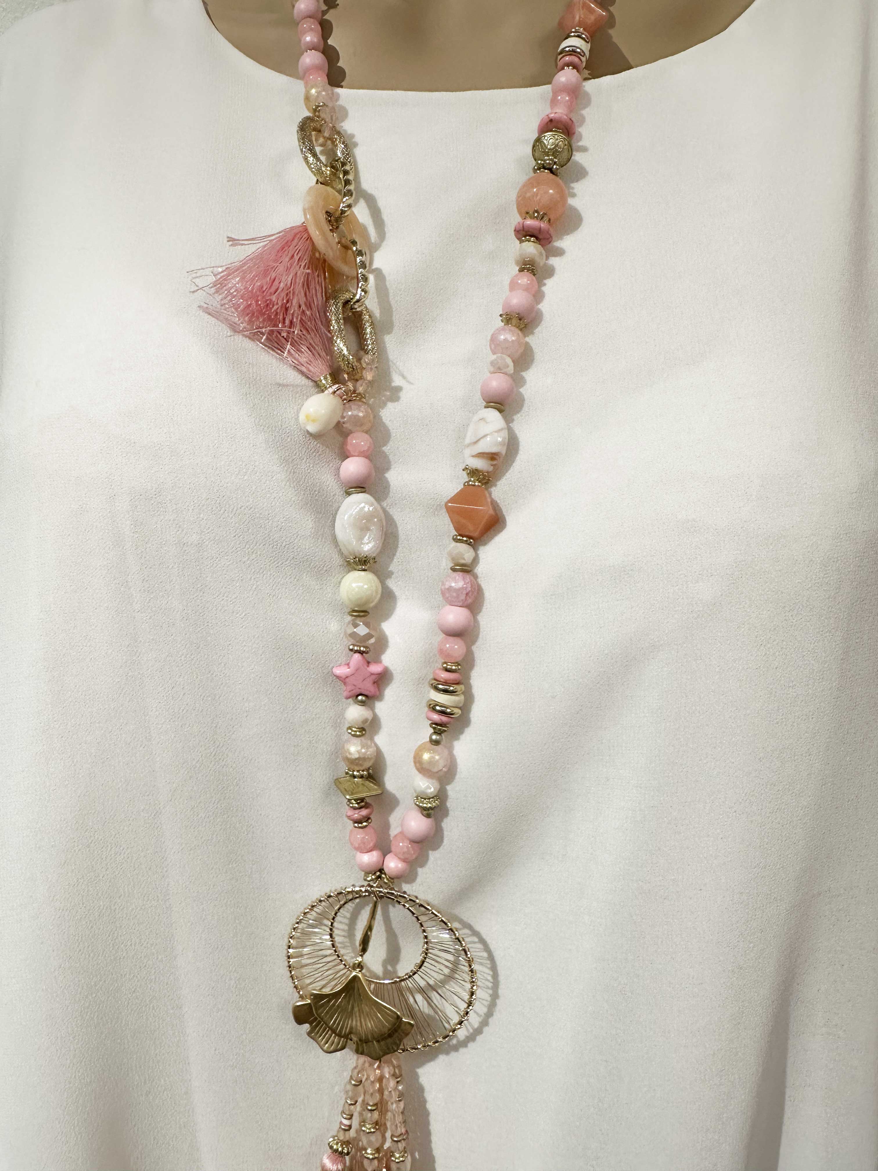 Kyra - Pärlhalsband med guldhänge och tofsar